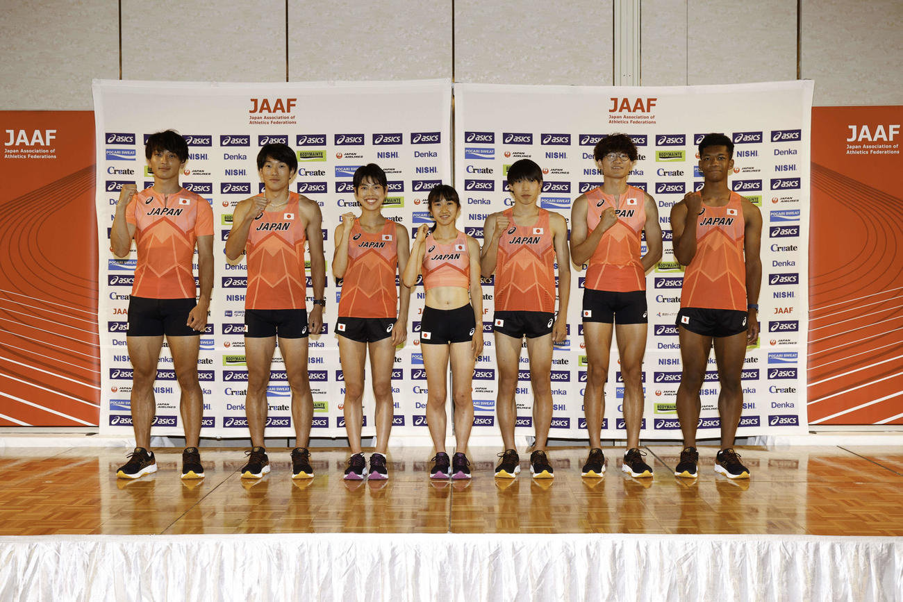 世界選手権の代表選手会見に臨む、左から橋岡優輝、泉谷駿介、広中璃梨佳、田中希実、三浦龍司、黒川和樹、村竹ラシッド（日本陸連提供）