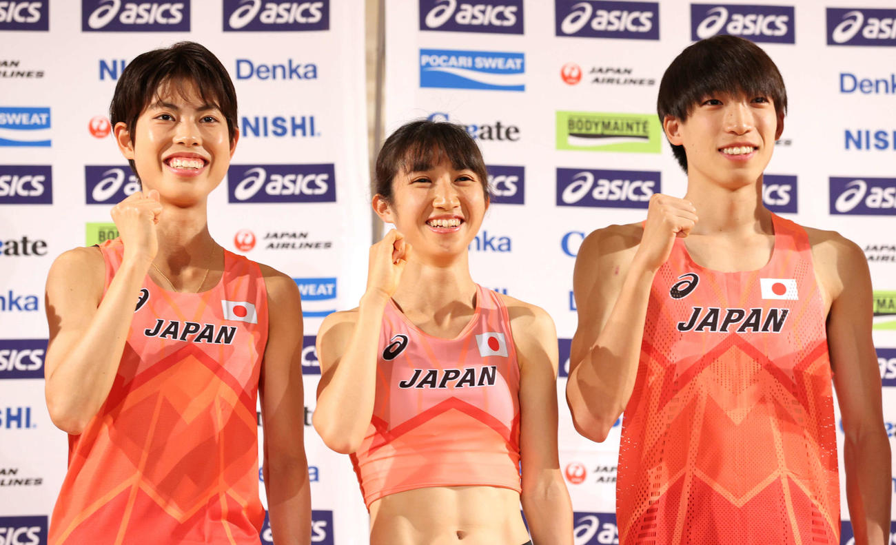 新ユニホームを着て、笑顔を見せる（左から）広中、田中、三浦（代表撮影）