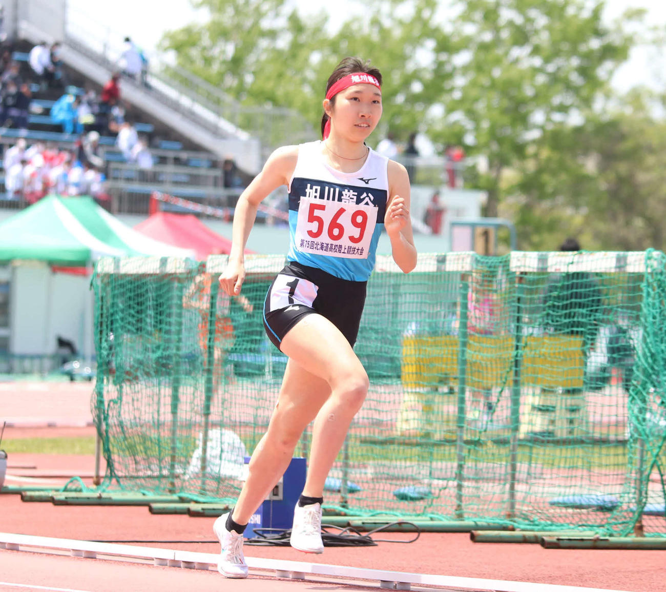 女子1500メートル決勝　優勝した旭川龍谷・石川（撮影・山崎純一）