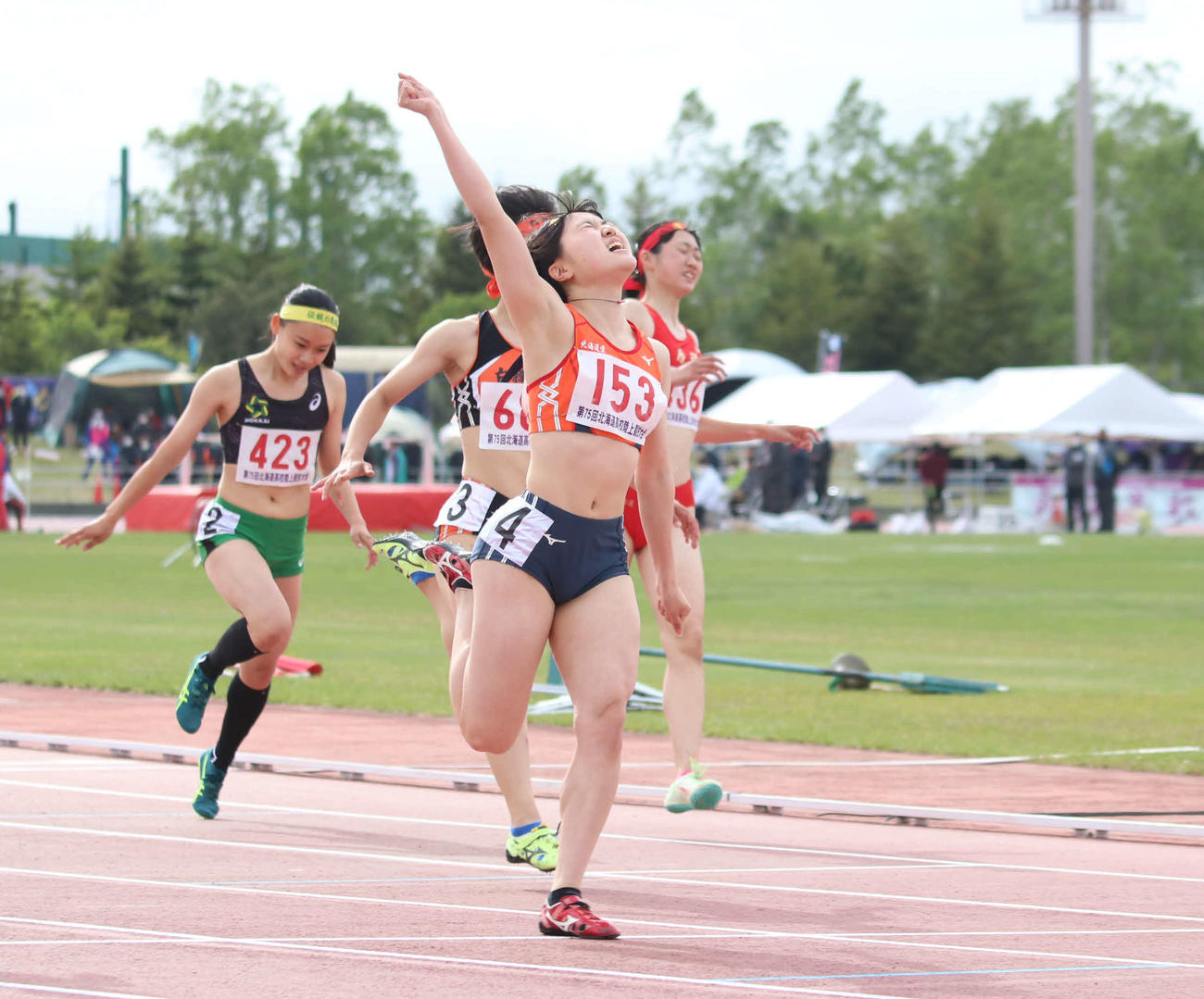 女子100メートル決勝　優勝を決めゴール直後にガッツポーズする北海道栄・納村（撮影・山崎純一）