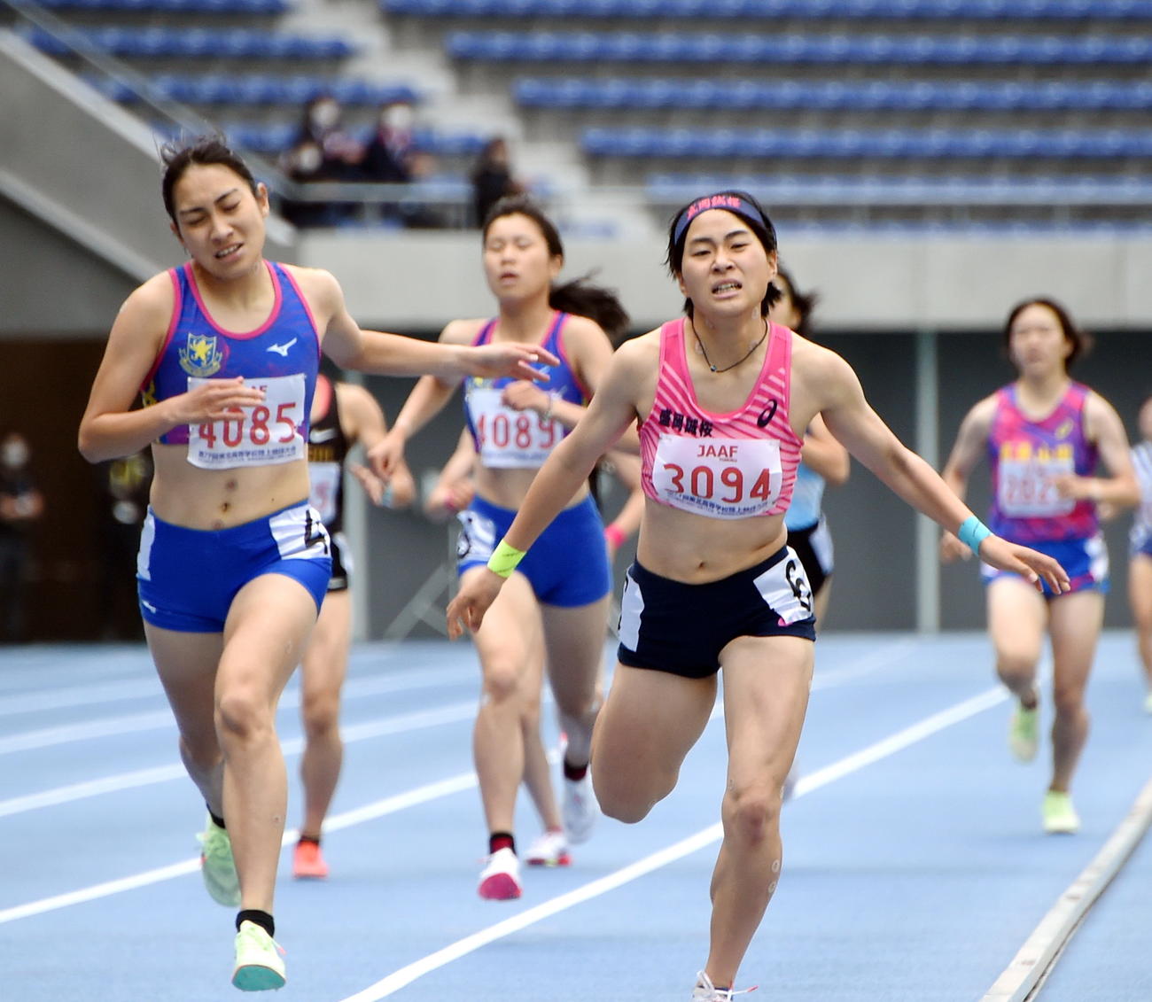 女子800メートルを大会記録で2連覇した盛岡誠桜・田中希歩（右）と2位の仙台育英・壁谷（撮影・山田愛斗）