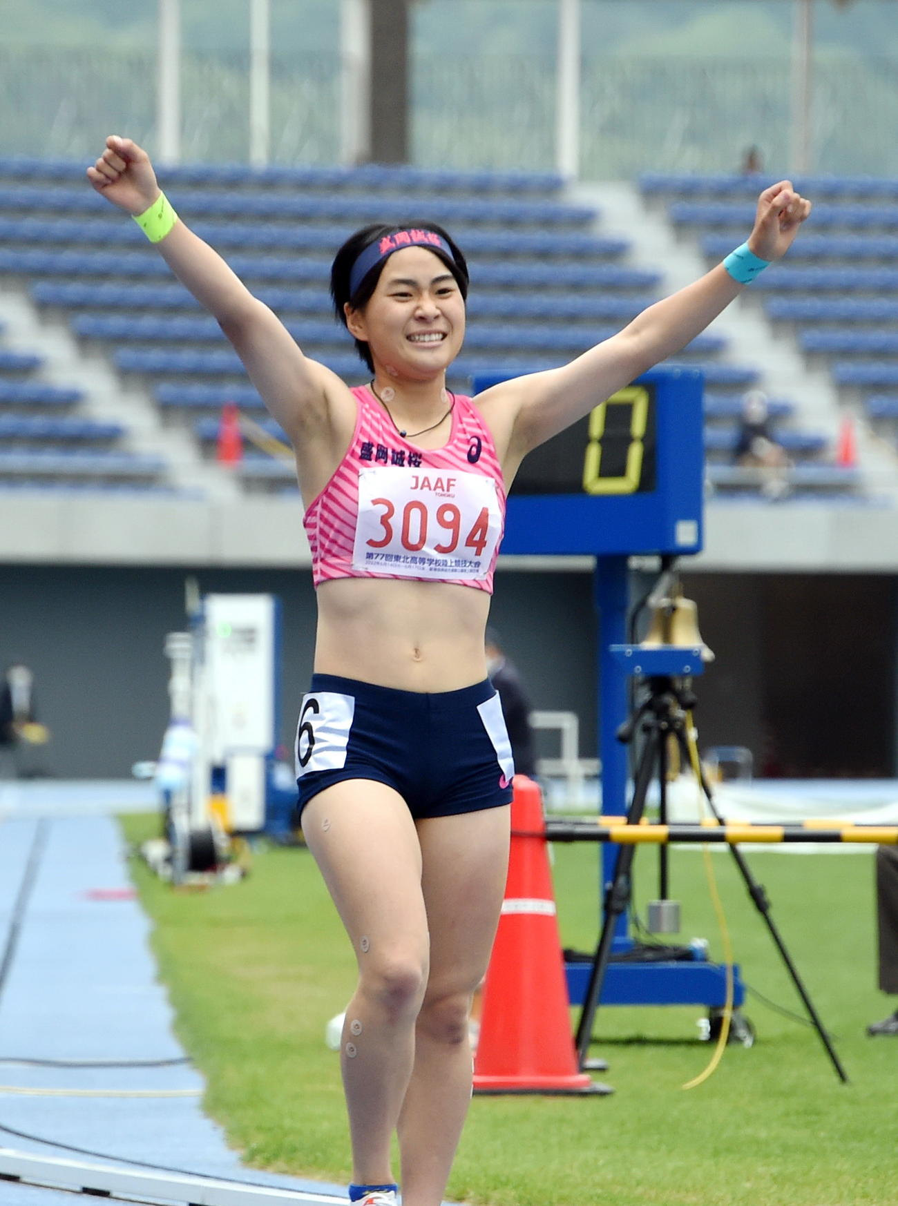 女子800メートルを大会記録で2連覇し、両手を広げて喜ぶ盛岡誠桜・田中（撮影・山田愛斗）