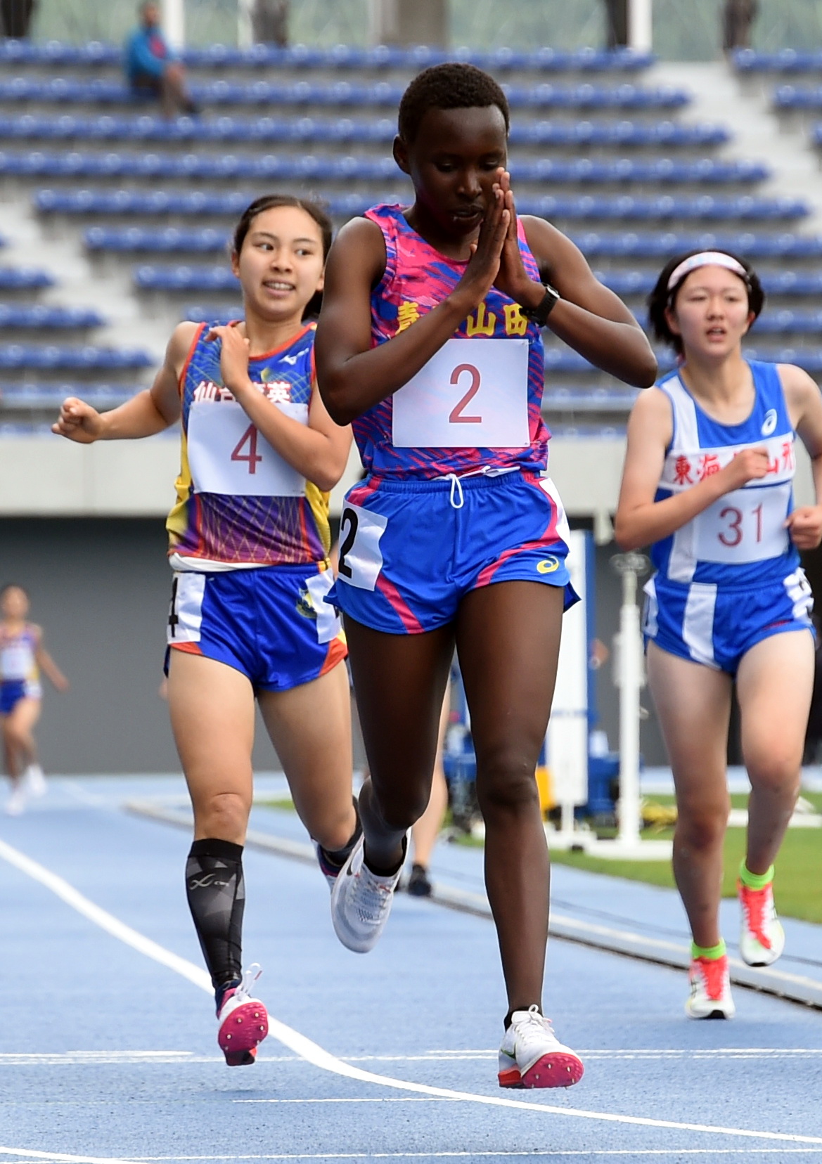女子3000メートルで2位に入った仙台育英・杉森（左）と優勝した青森山田ドゥータ（中央）