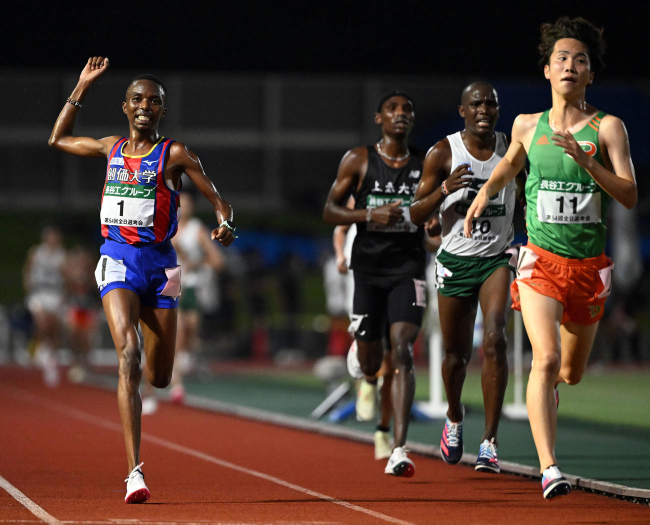 男子10000メートル　4組　28分21秒68で1位の創価大ムルワ（撮影・たえ見朱実）