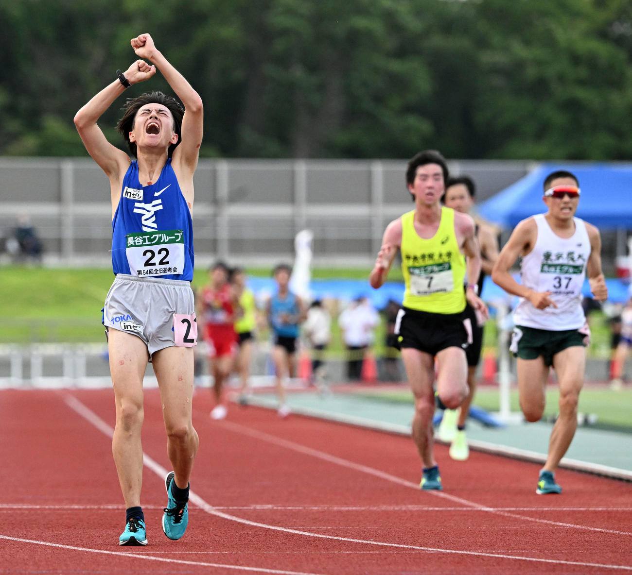 男子10000メートル　1組　28分55秒63で1位の東海大吉田響（撮影・たえ見朱実）