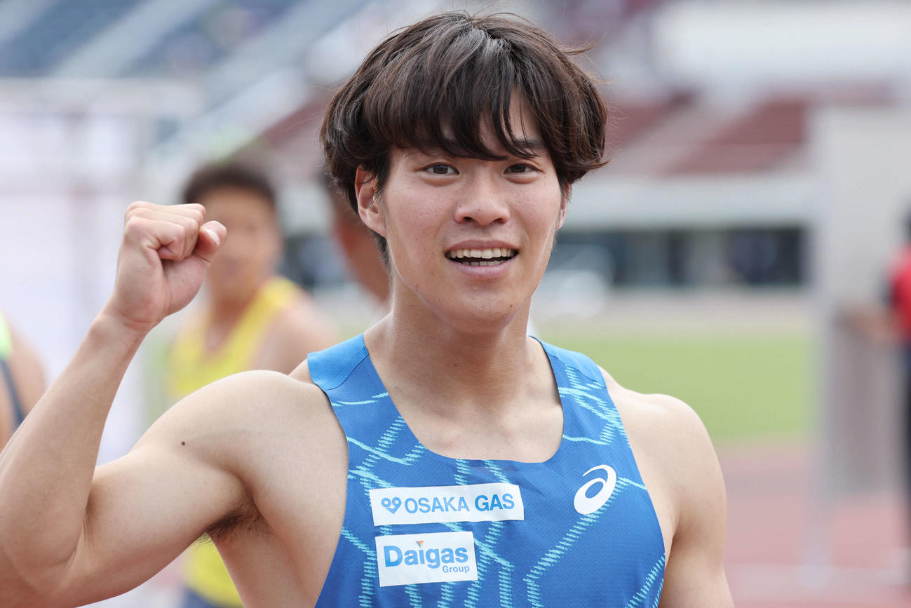 10秒02でゴールした坂井隆一郎はガッツポーズで笑顔を見せる（撮影・加藤孝規）
