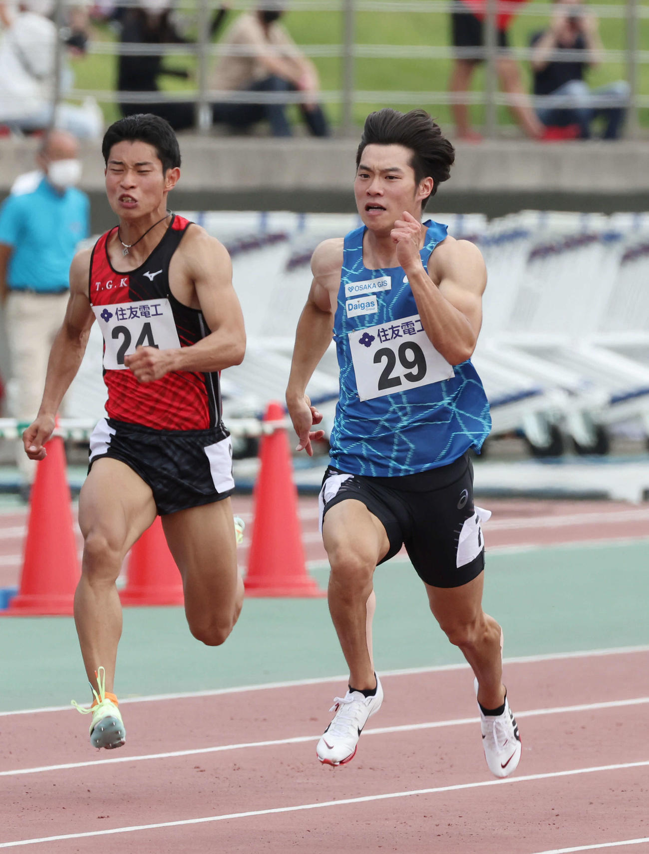 男子100メートル予選で力走する坂井隆一郎（右）。左は盛岡大地（撮影・加藤孝規）