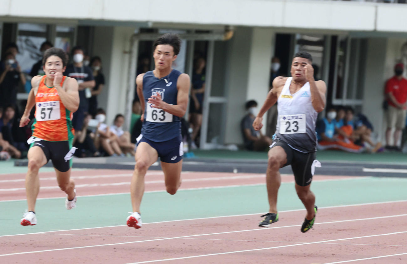 布勢スプリント2022 GP男子100メートル決勝　優勝したデーデー・ブルーノ（SEIKO)（右）、中央は柳田大輝。左は伊藤孝太郎（撮影・加藤孝規）