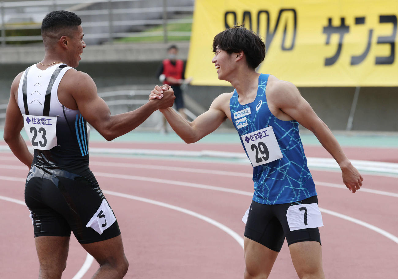 布勢スプリント2022 GP男子100メートル予選　世界陸上参加標準記録を突破する10秒02を出した坂井隆一郎（大阪ガス）（右）とデーデー・ブルーノ（SEIKO)（撮影・加藤孝規）