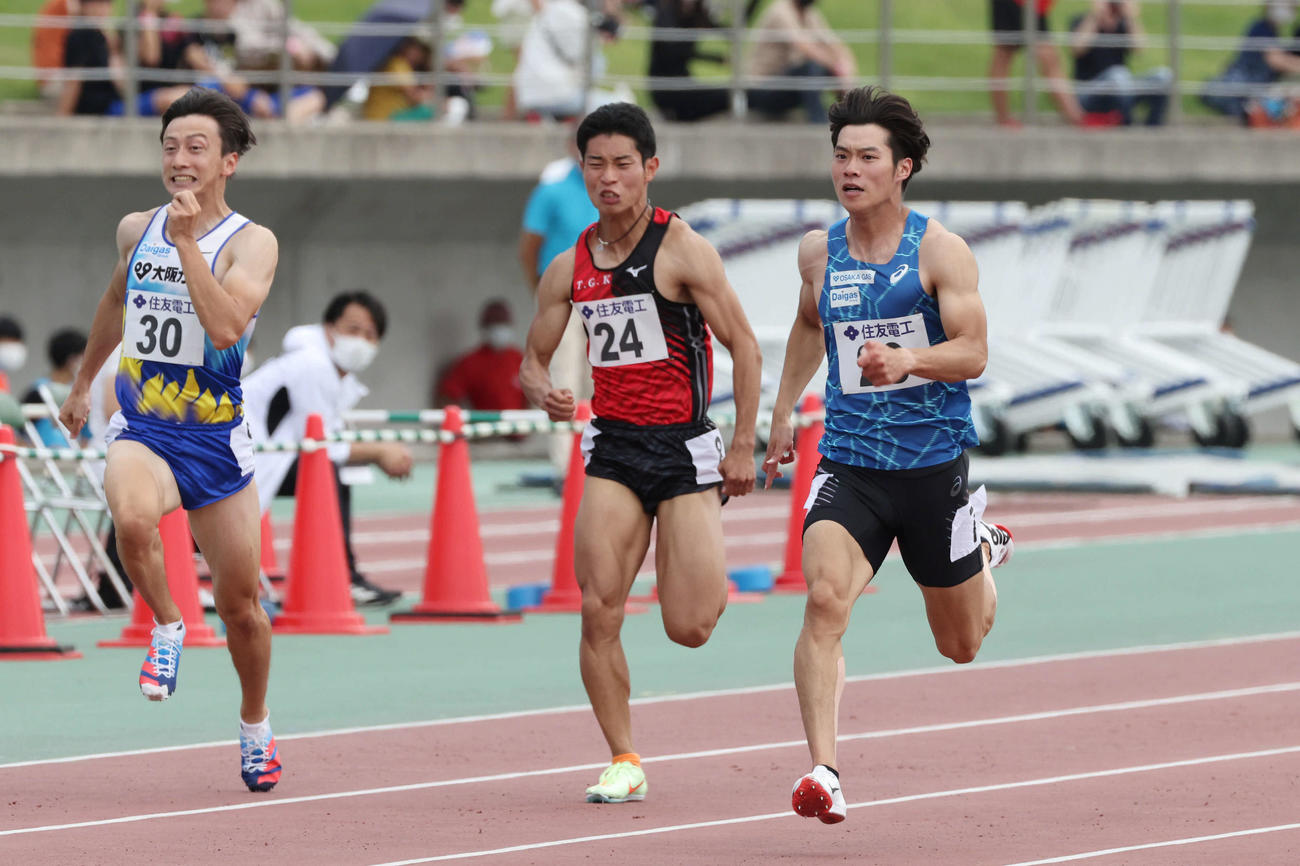 布勢スプリント2022 GP男子100メートル予選　世界陸上参加標準記録を突破する10秒02を出した坂井隆一郎（大阪ガス）（右）。中央は盛岡大地（T.G.K）。左は川上拓也（大阪ガス）（撮影・加藤孝規）