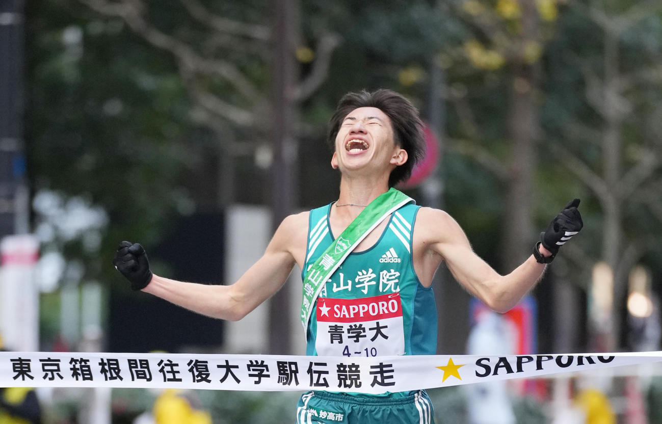 総合優勝し、ガッツポーズでゴールする青学大10区中倉（2022年1月3日）