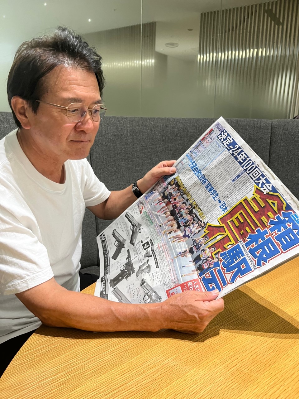 1日付日刊スポーツ東京版を手にする日本陸連の瀬古副会長