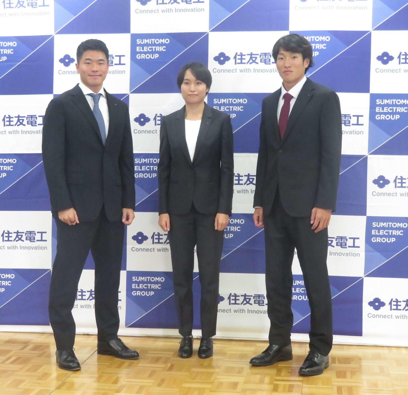 世界選手権に向けて会見に臨む住友電工所属の左から小池祐貴、御家瀬緑、泉谷駿介
