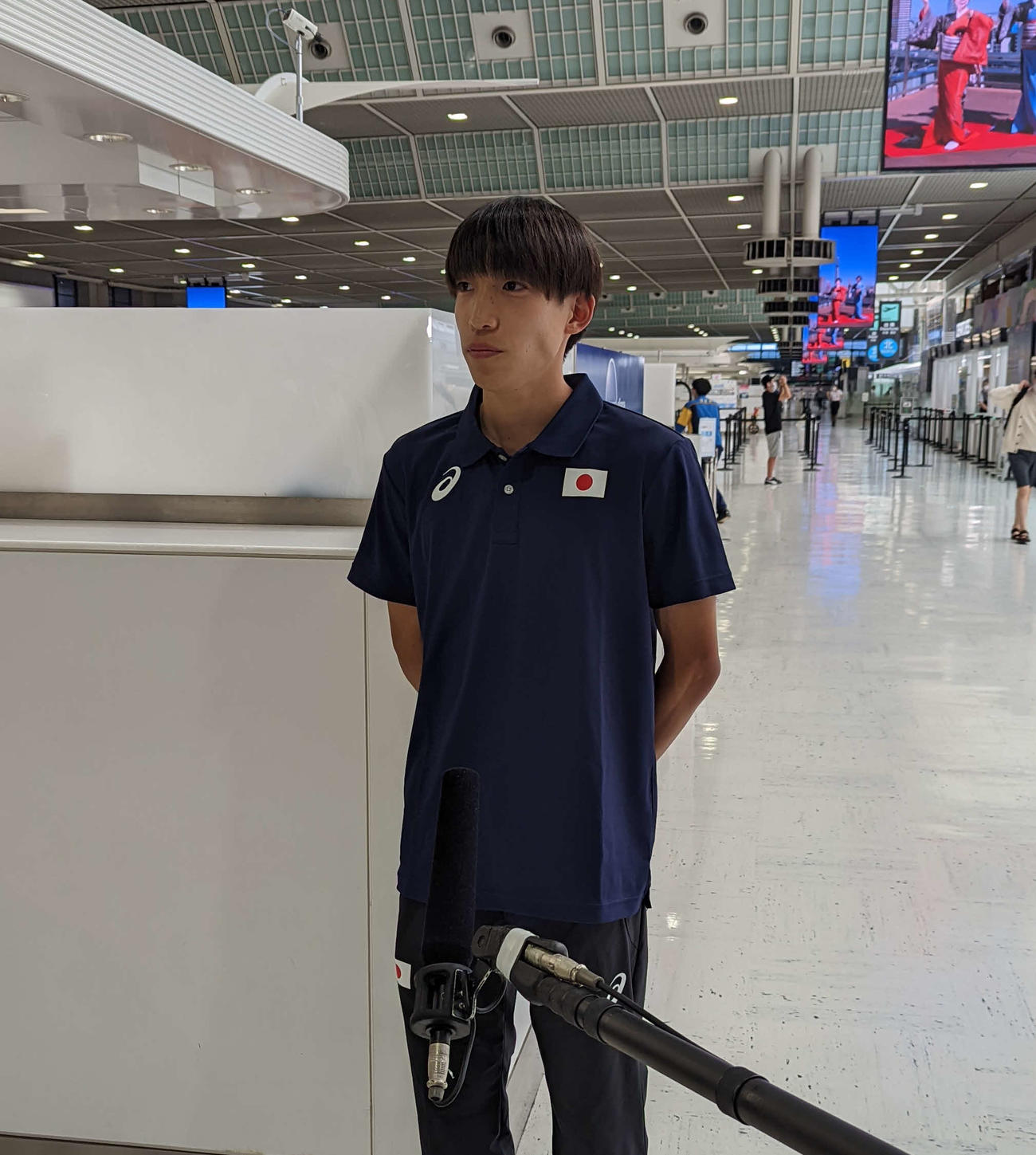 世界選手権の舞台となる米オレゴン州への出国を前に成田空港で取材に応じる三浦龍司