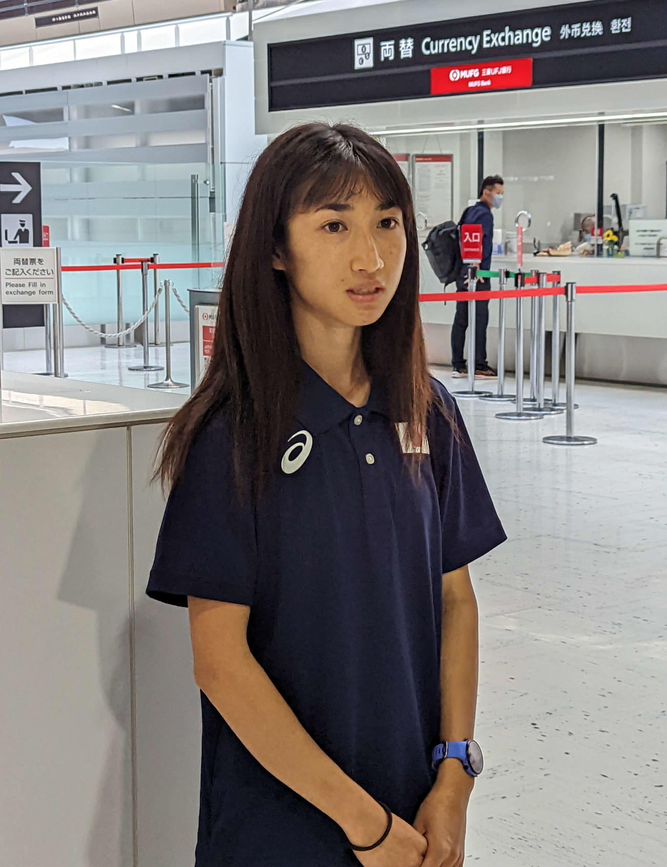 出国を前に成田空港で取材に応じる田中