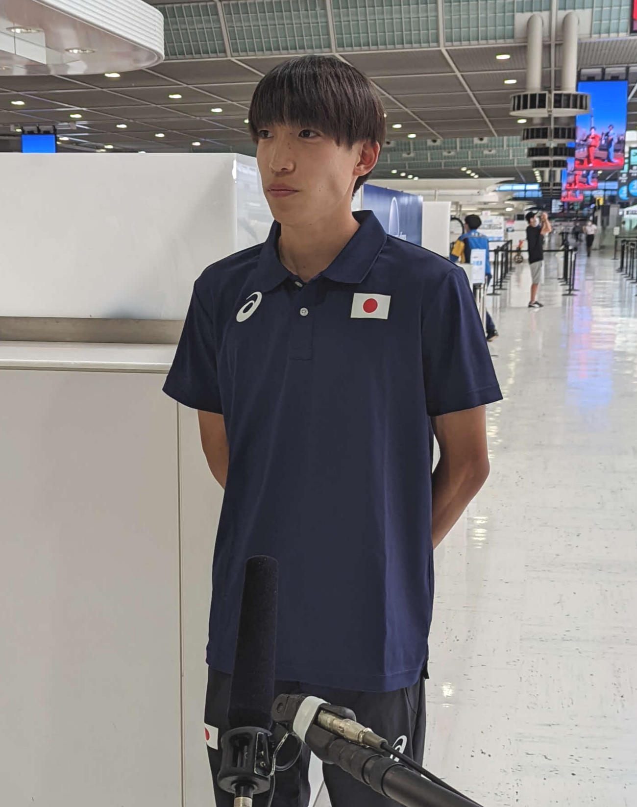世界選手権の舞台となる米オレゴン州への出国を前に成田空港で取材に応じる三浦龍司