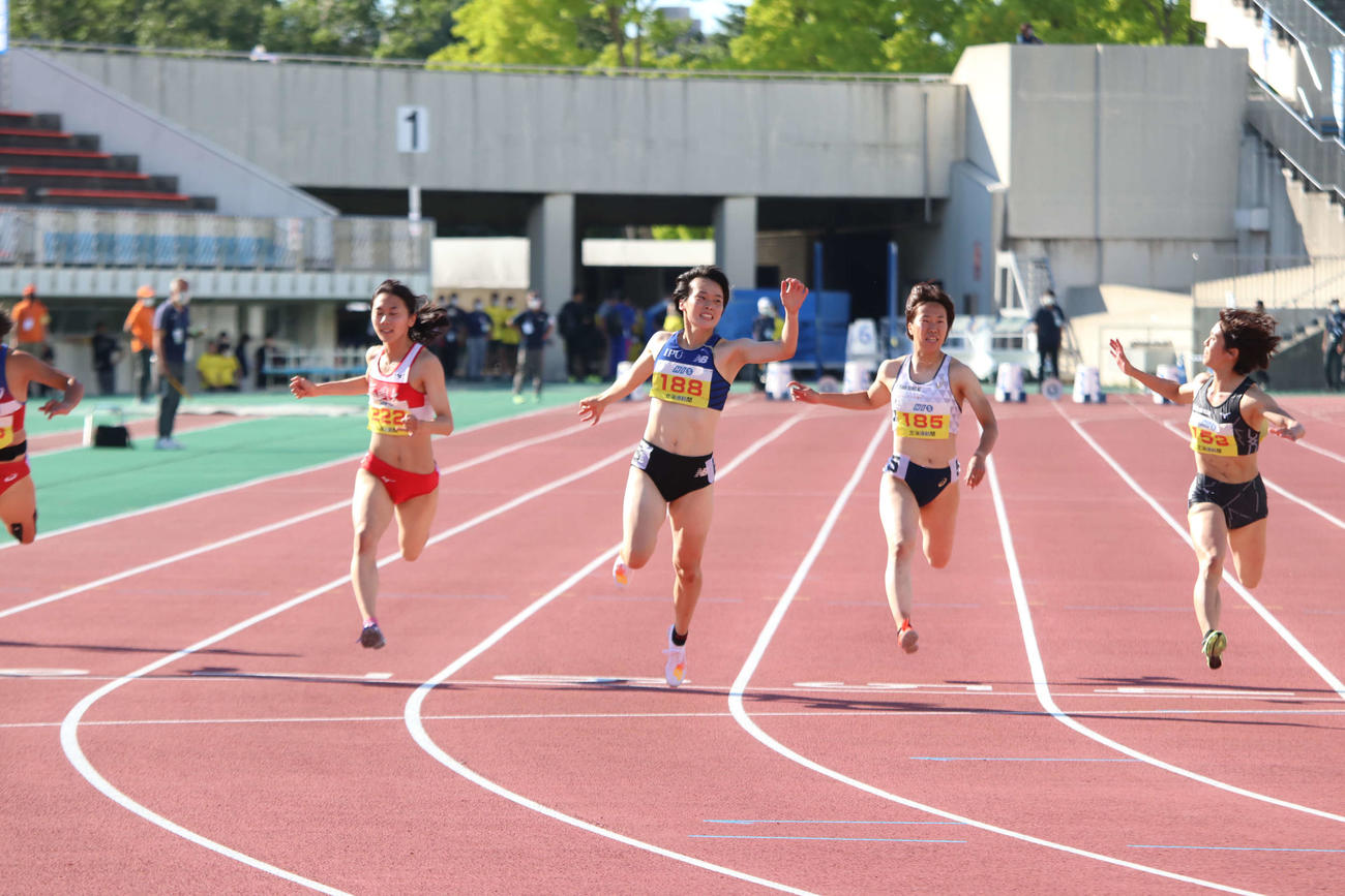 女子100メートル決勝　優勝した環太平洋大・石堂（中央）（撮影・山崎純一）