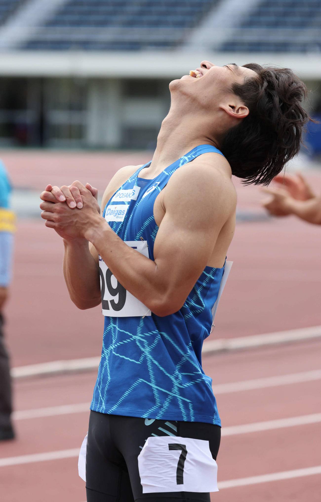布勢スプリント2022 GP男子100メートル予選　世界陸上参加標準記録を突破する10秒02を出し喜ぶ坂井隆一郎（22年6月26日撮影）