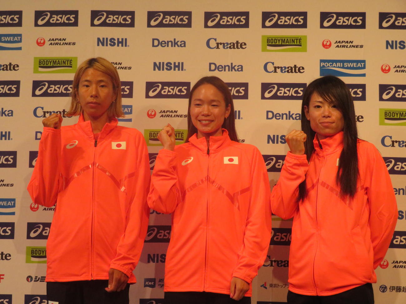 米オレゴン州ユージンで行われる世界選手権に向けて会見に臨む女子マラソン代表の左から新谷仁美、一山麻緒、松田瑞生