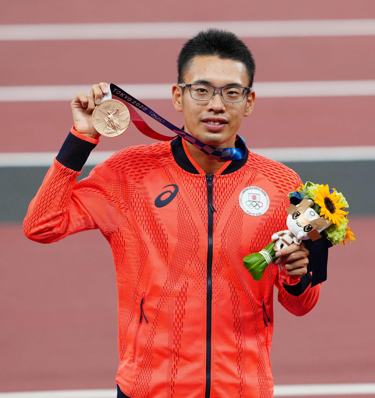 2020年東京五輪　男子20キロ競歩の表彰式で銅メダルを見せる山西利和（2021年8月6日撮影）