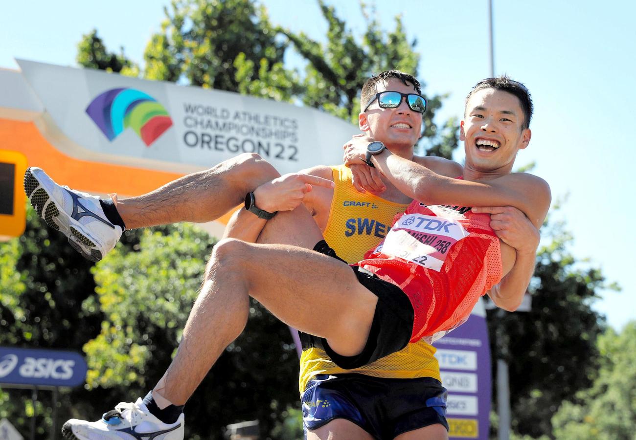 男子20キロ競歩で優勝し、他国の選手に担がれる山西利和（代表撮影）