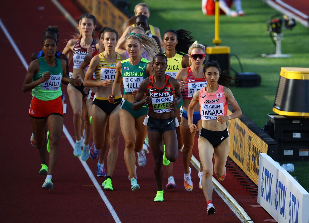 女子1500メートル予選で力走する田中希実（右端）（ロイター）