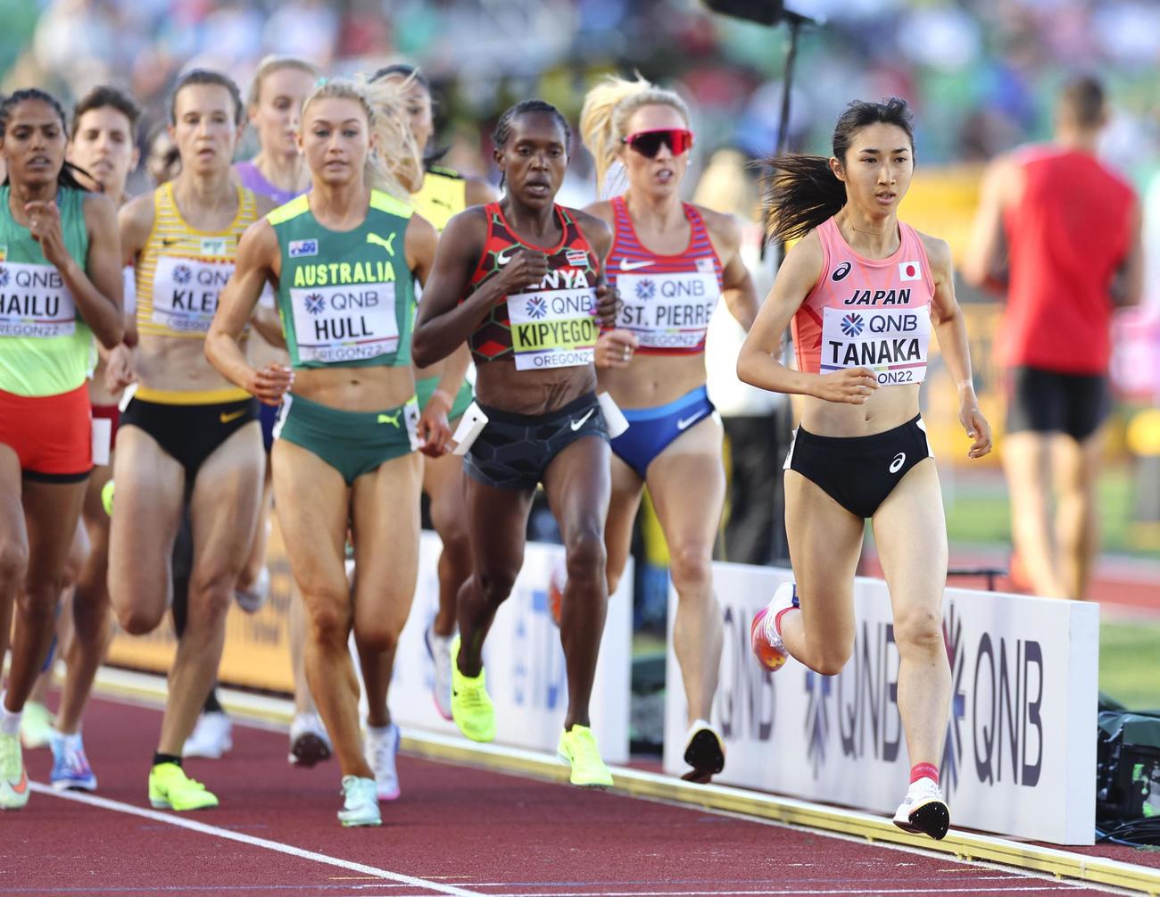 女子1500メートル予選　力走する田中希実（右端）（代表撮影）