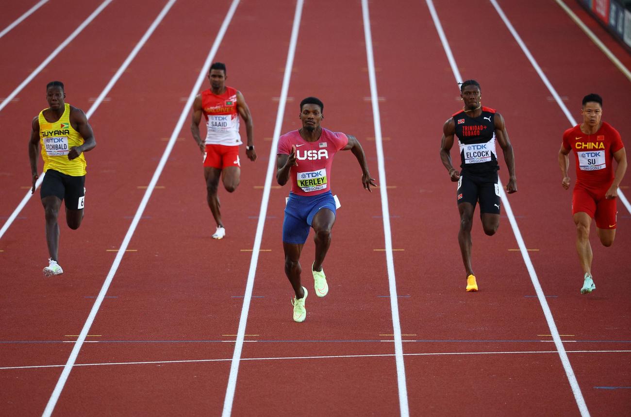 男子100メートル予選で力走するフレッド・カーリー（中央）（ロイター）