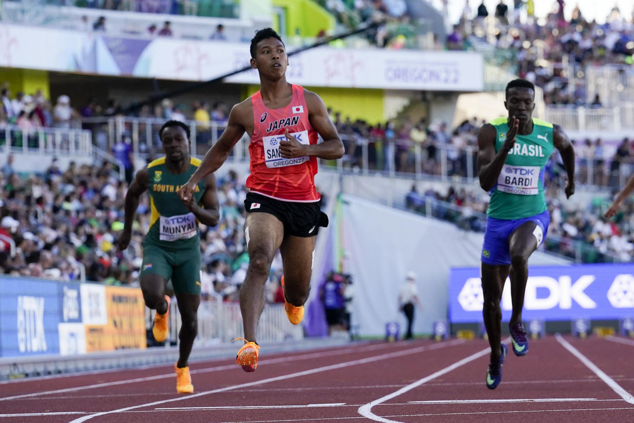男子100メートル予選でゴールするサニブラウン（AP）