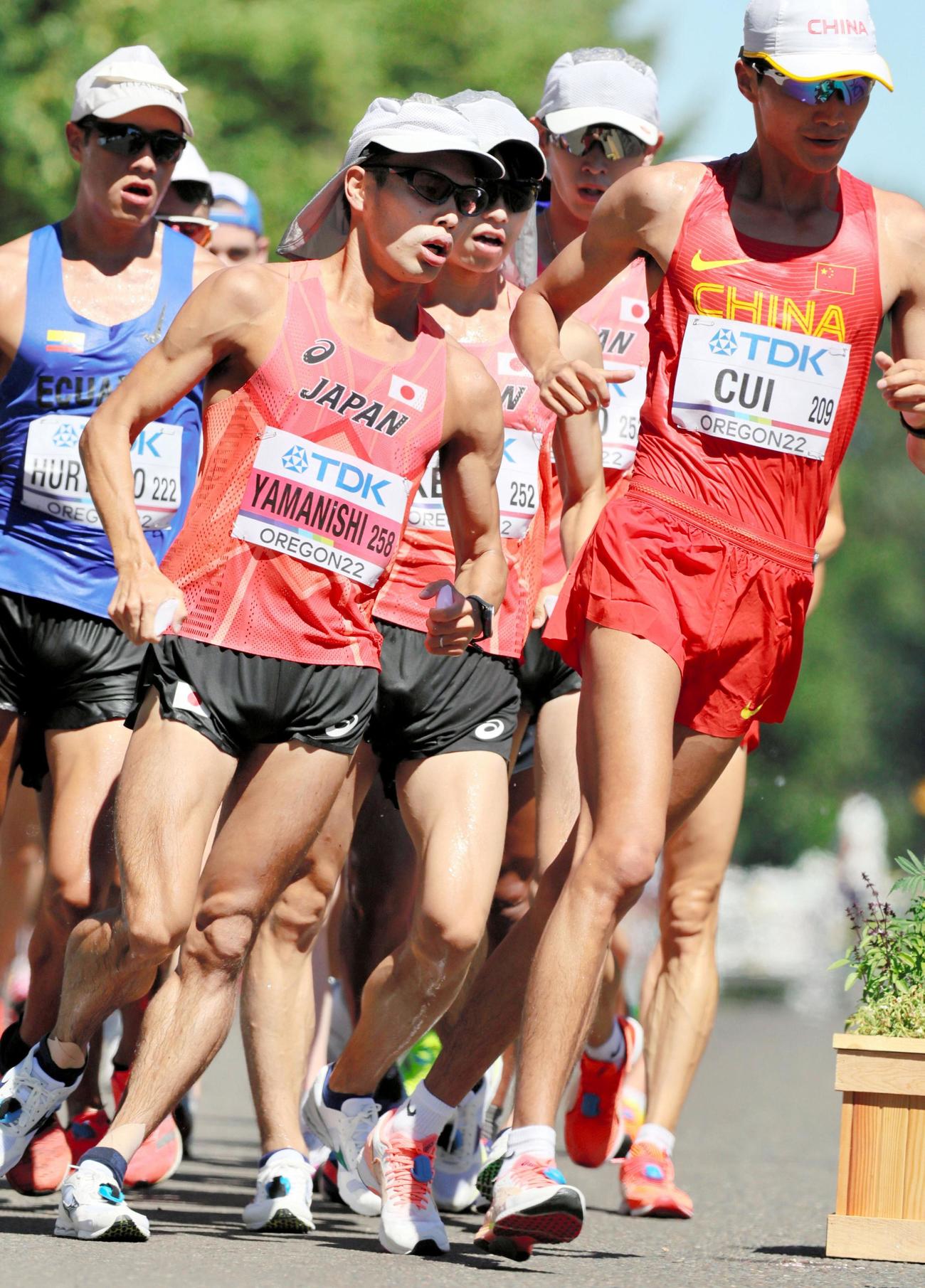 男子20キロ競歩で競り合う（中央手前から）山西利和、池田向希、住所大翔（代表撮影）