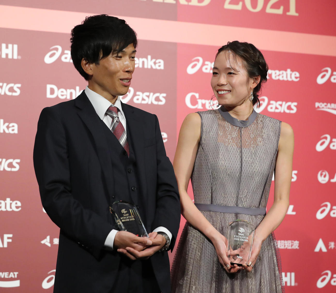 21年12月、日本陸連アスレティックス・アワードで、笑顔を見せる鈴木健吾と一山麻緒