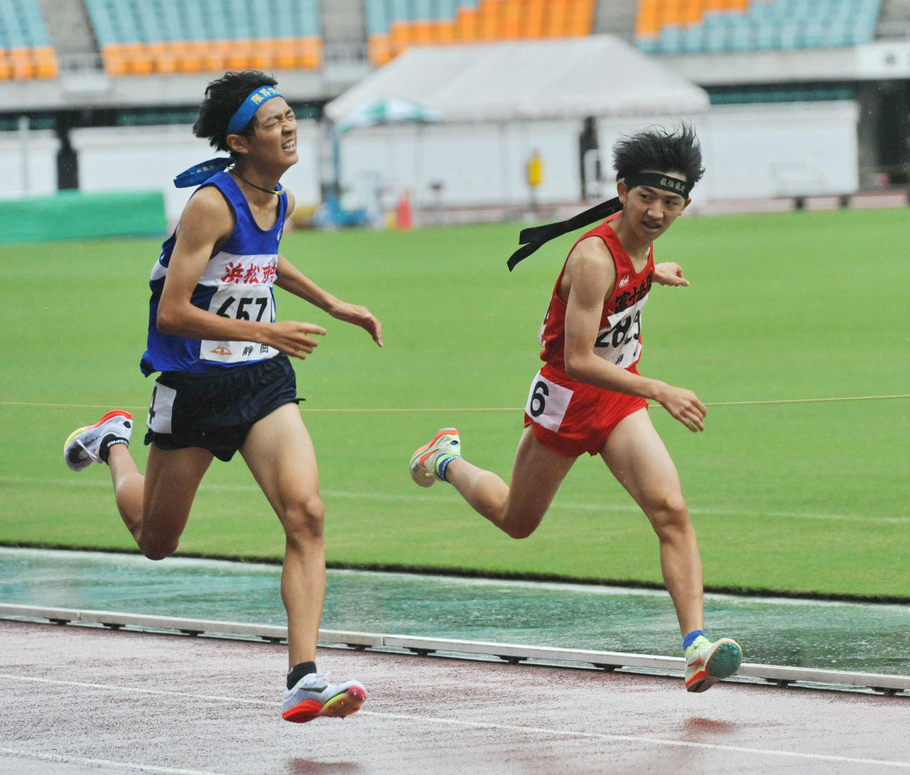 男子1500メートルで浜松南部中の佐藤瑞城（左）は、ゴール前で富士岳陽中の佐藤新太を追い抜く