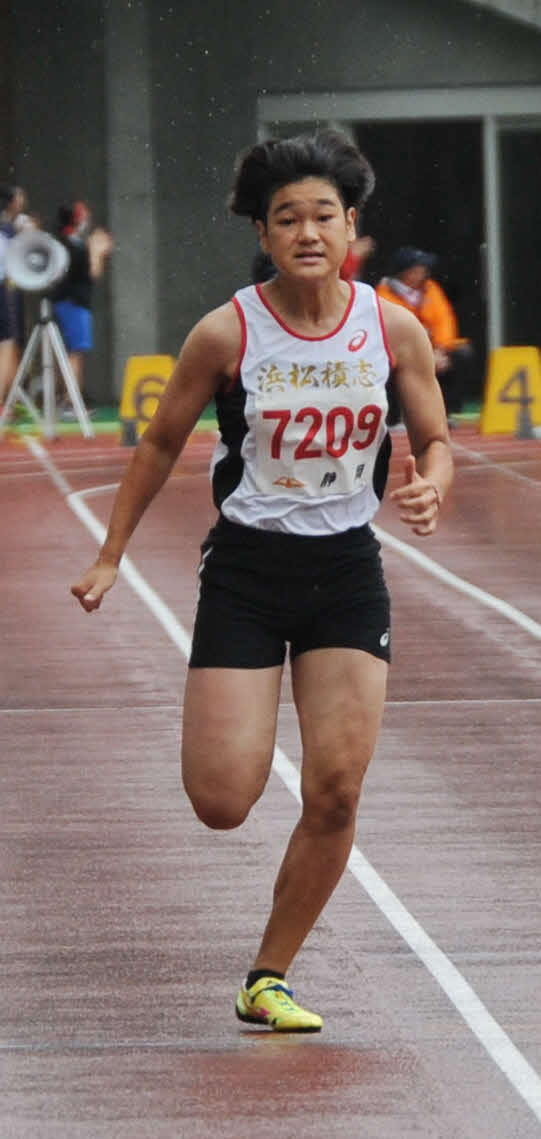 女子100メートルで力走する浜松積志中の小池