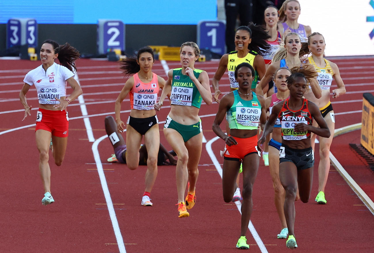 女子1500メートル準決勝で、ラストスパートする田中希実（左から2人目）（ロイター）
