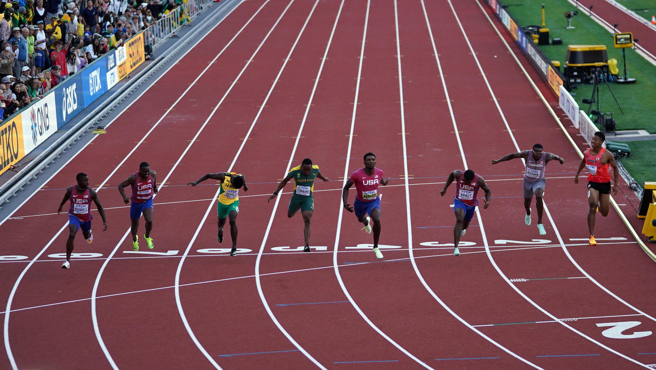 男子100m決勝でゴールするサニブラウン（右端）（ロイター）