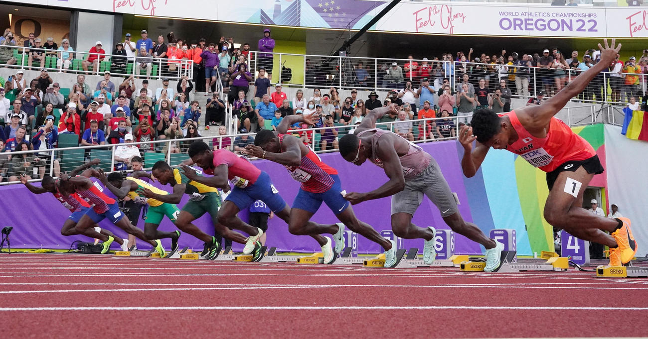 男子100m決勝でスタートを切るサニブラウン（ロイター）