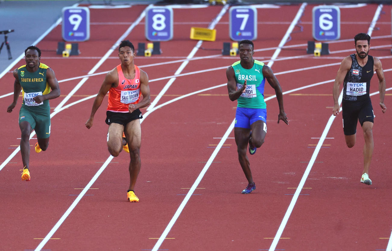 男子100m予選　9秒98で準決勝に進出したサニブラウン（左から2人目）（ロイター）