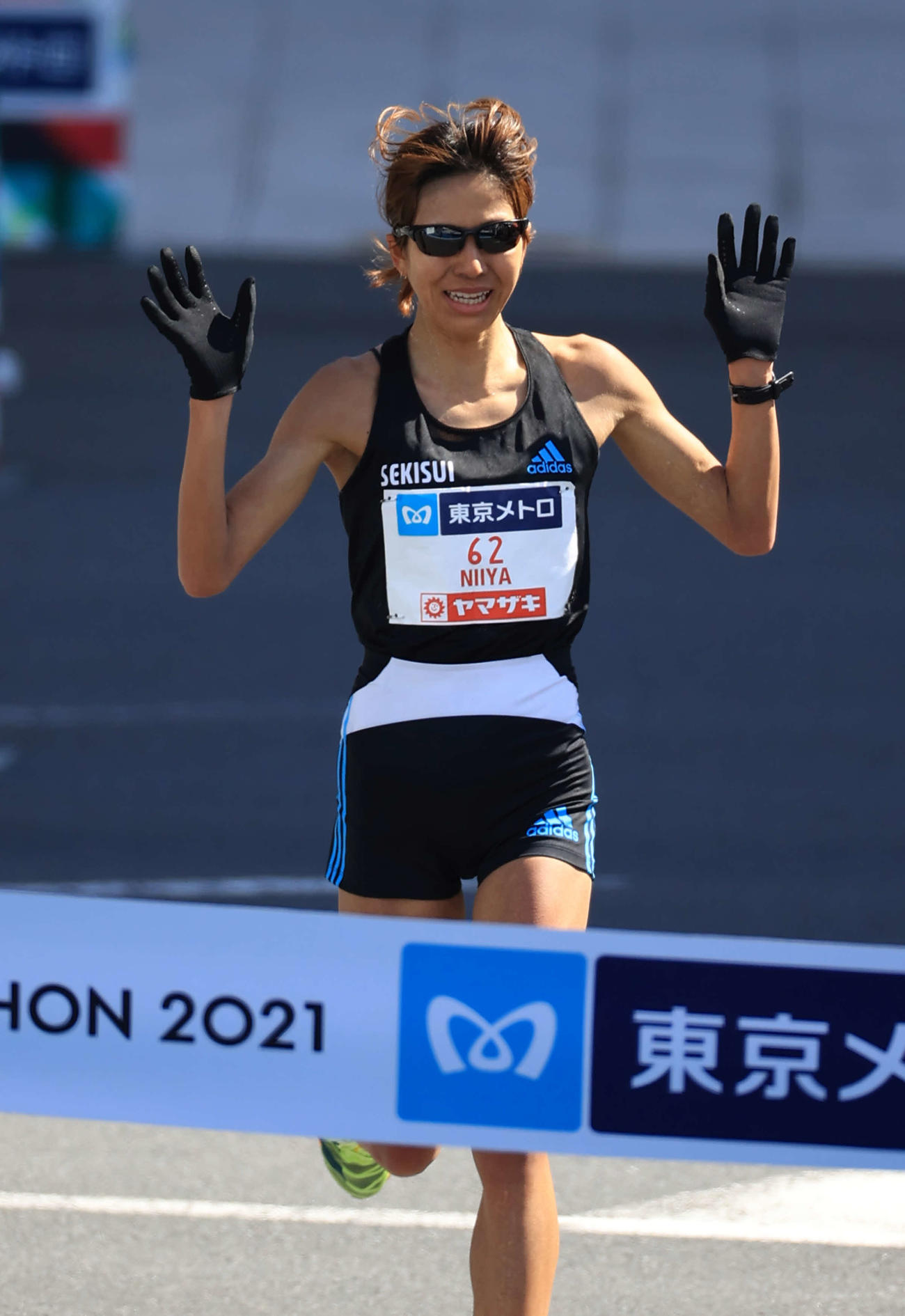 東京マラソン　7位でゴールする新谷（2022年3月6日撮影）