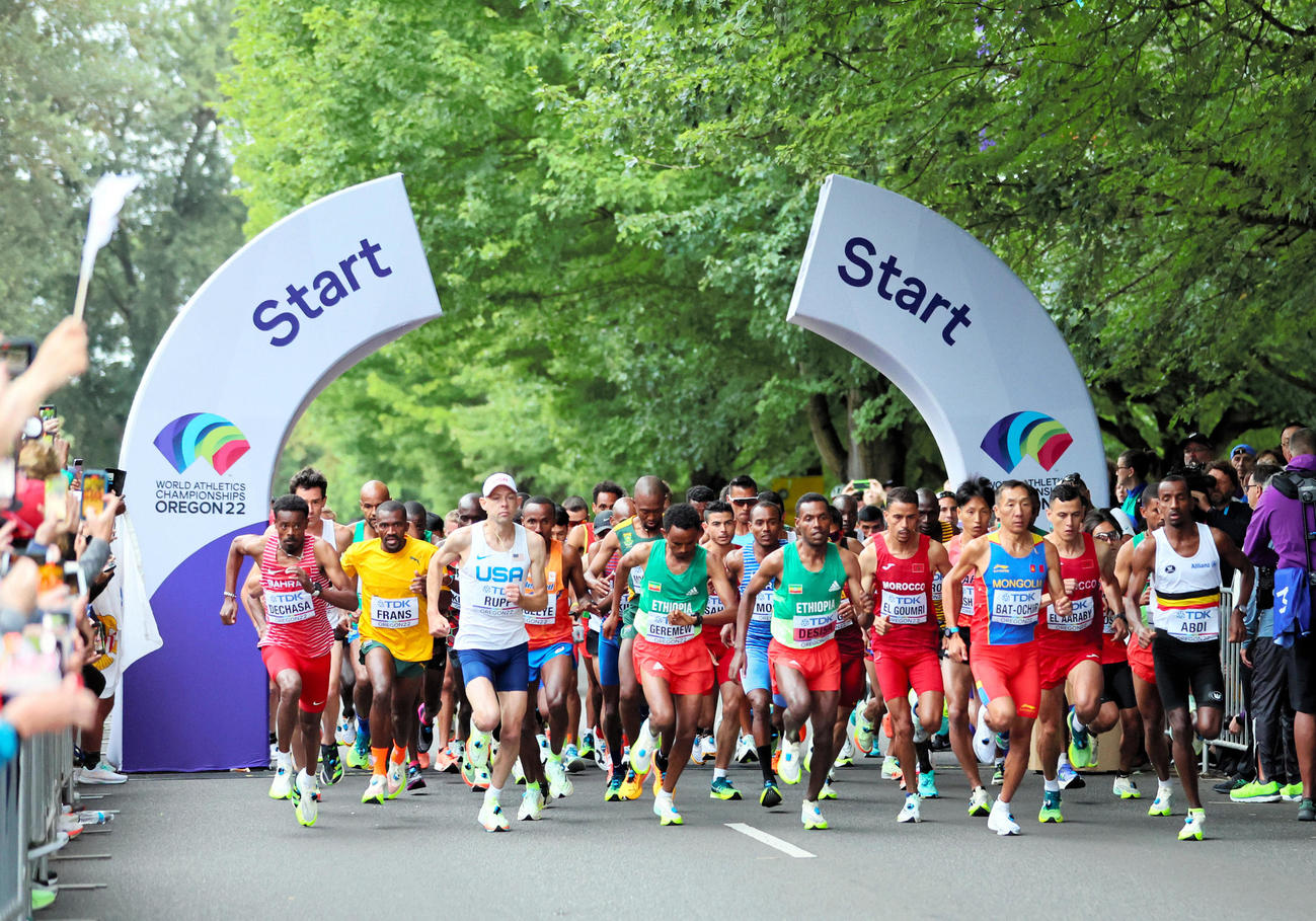 男子マラソン　一斉にスタートする選手ら（代表撮影）