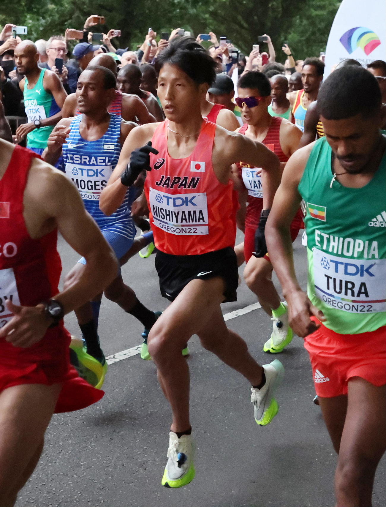 男子マラソンでスタートする西山（代表撮影）