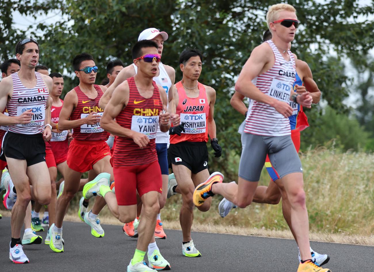 男子マラソンで力走する西山雄介（代表撮影）