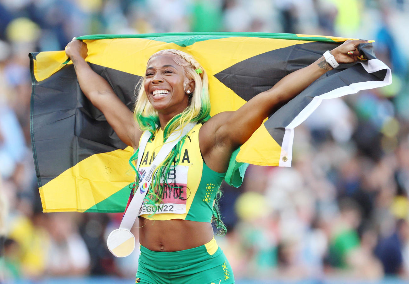 女子100 メートル 決勝を制し、喜ぶジャマイカのシェリーアン・フレーザープライス＝ユージン（代表撮影・共同）