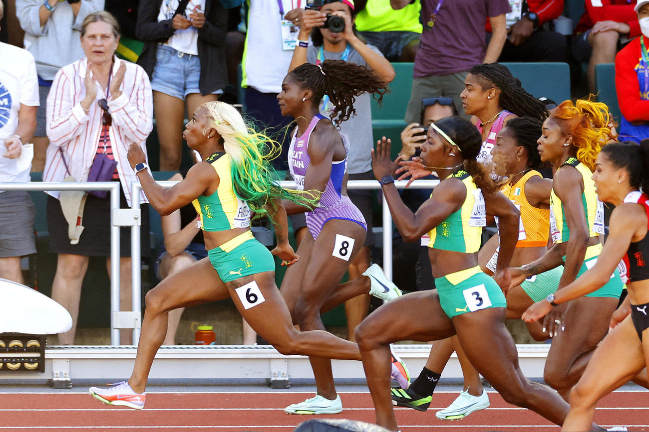 女子100 メートル で優勝したジャマイカのシェリーアン・フレーザープライス（左端）＝ユージン（共同）