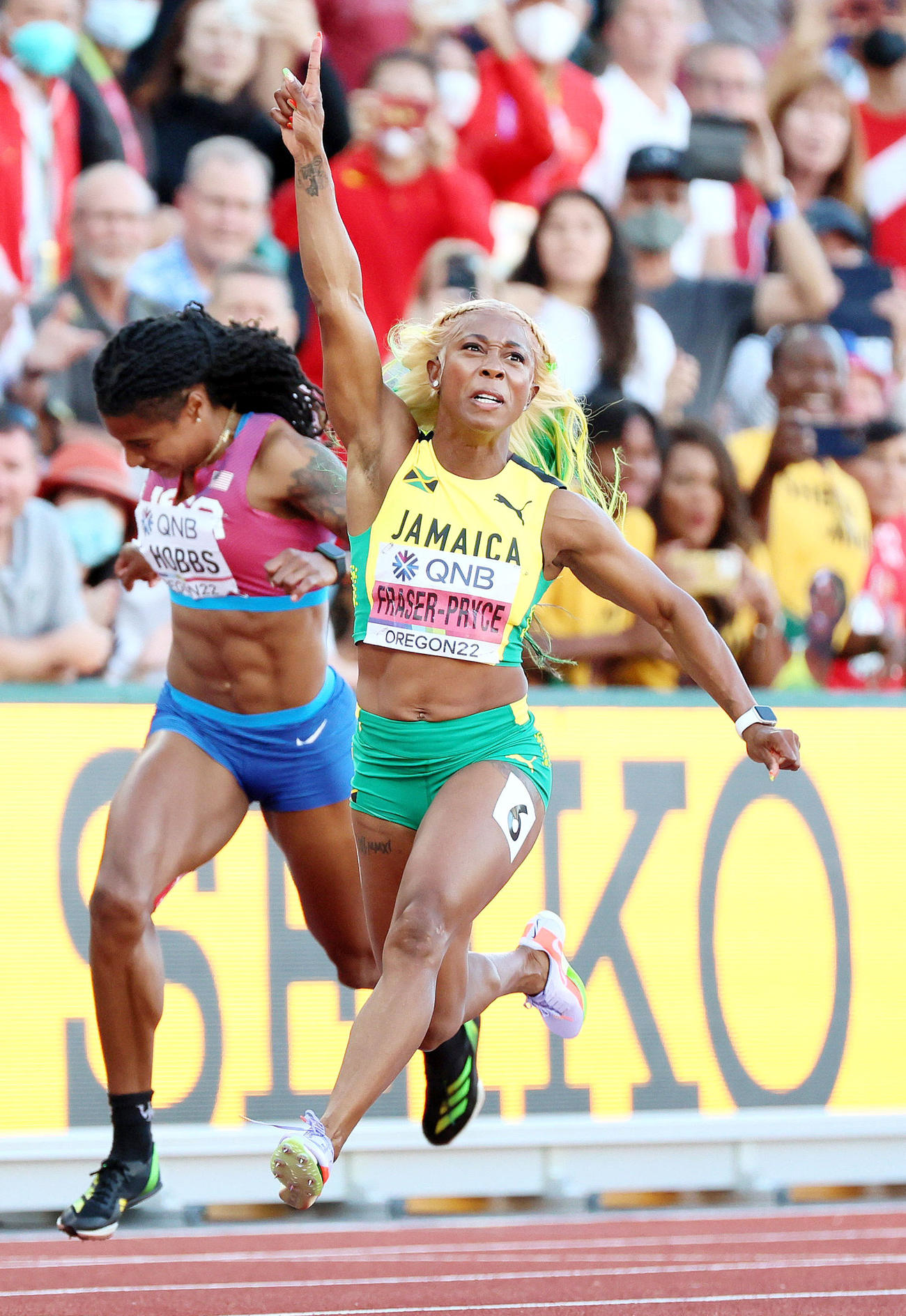 女子100 メートル 決勝でゴールするジャマイカのシェリーアン・フレーザープライス（右）＝ユージン（代表撮影・共同）