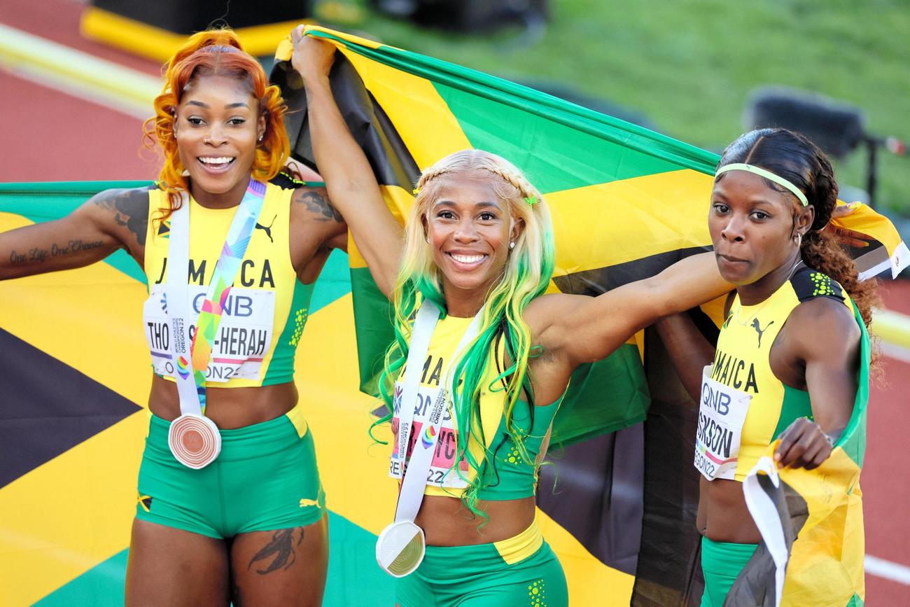 女子100 メートル 決勝を終え笑顔を見せるジャマイカ勢。左から3位のエレーン・トンプソンヘラ、優勝のシェリーアン・フレーザープライス、2位のシェリカ・ジャクソン＝ユージン（代表撮影・共同）