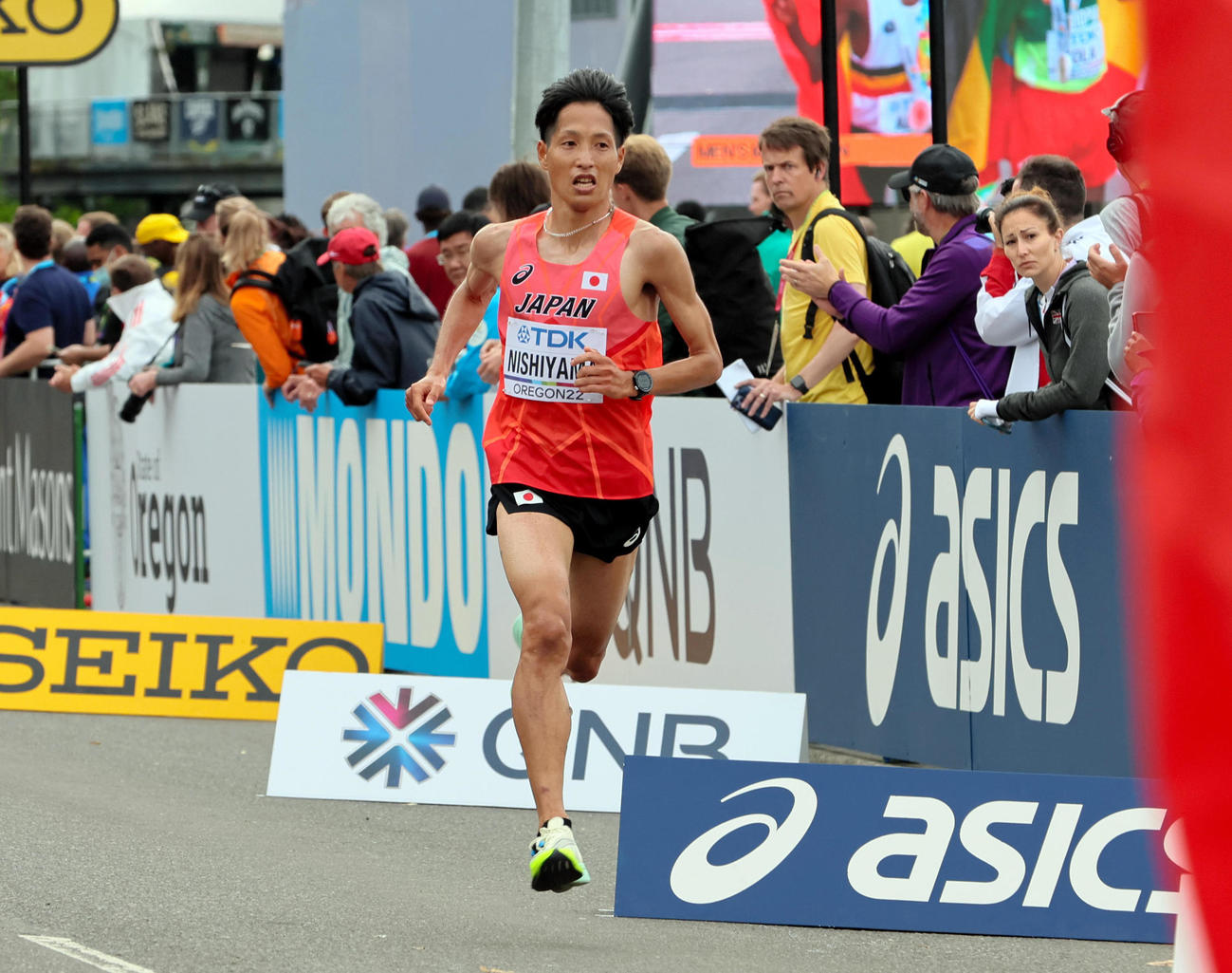 男子マラソン、13位でゴールする西山雄介（代表撮影）