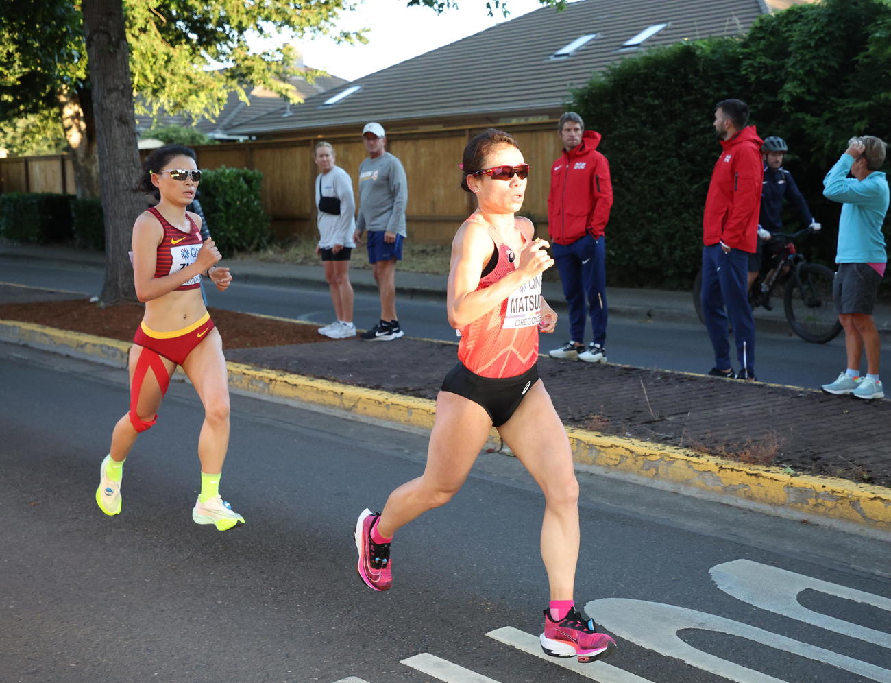 女子マラソンで9位に入った松田瑞生（右）（代表撮影）