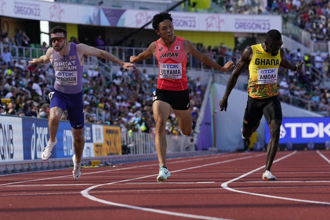 男子200メートル予選でゴールする上山紘輝（中央）（AP）