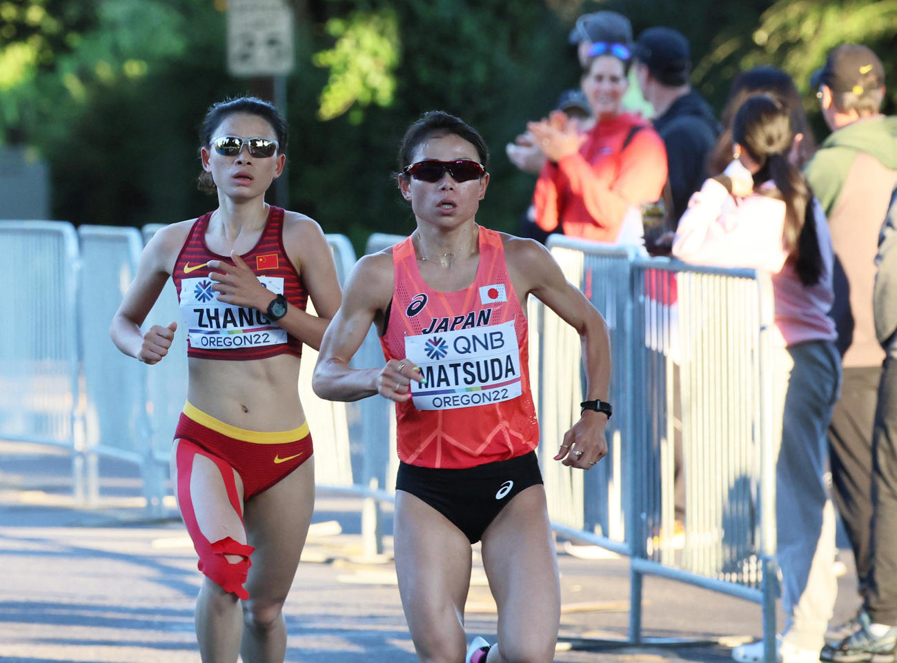 女子マラソンで力走する松田瑞生（右）（代表撮影）