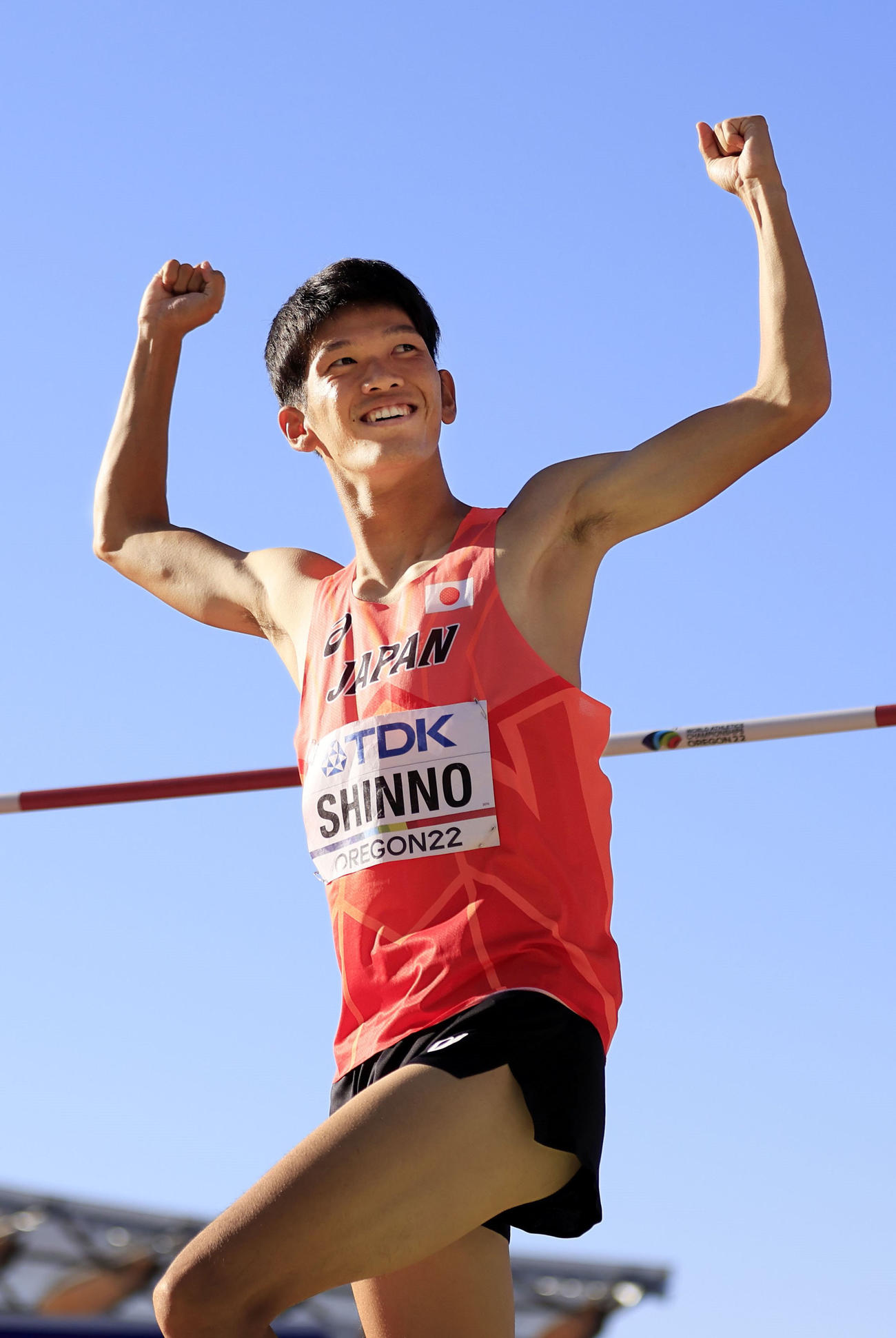 男子走り高跳び決勝で2メートル27を1回目でクリアしガッツポーズする真野友博（代表撮影）